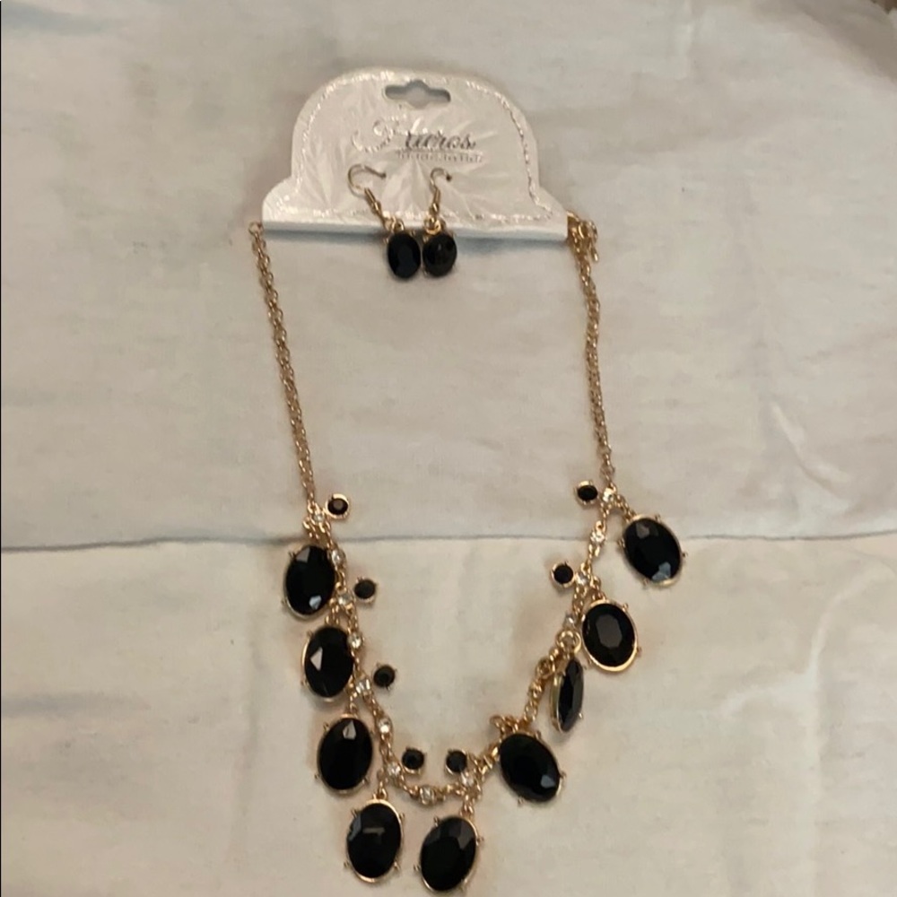 Set of necklace & earrings
